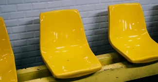 Chaise design sculptée d'un seul tenant, formes organiques épurées.