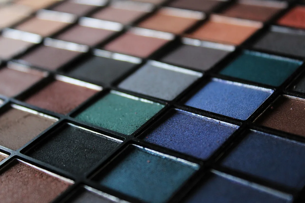 Palette de couleurs cohérente et style visuel unifié sur les publications Instagram