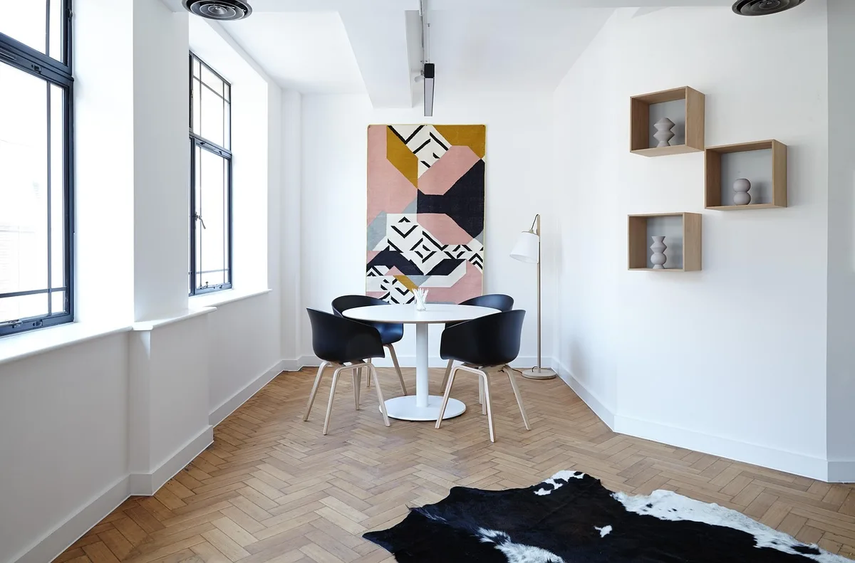 Salon aux volumes généreux avec canapé modulaire et circulation définie