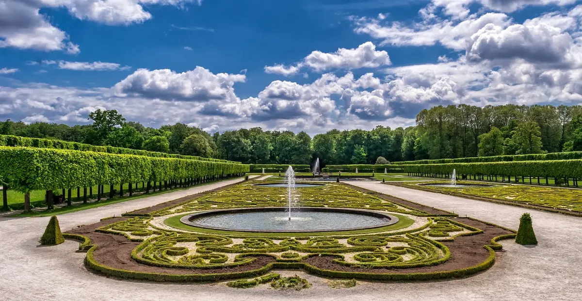 Ouverture entre salon et jardin avec continuité visuelle des matériaux