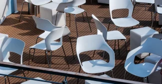 Terrasse de villa méditerranéenne baignée de lumière avec meubles en matériaux naturels