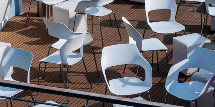 Terrasse de villa méditerranéenne baignée de lumière avec meubles en matériaux naturels
