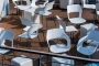 Terrasse de villa méditerranéenne baignée de lumière avec meubles en matériaux naturels