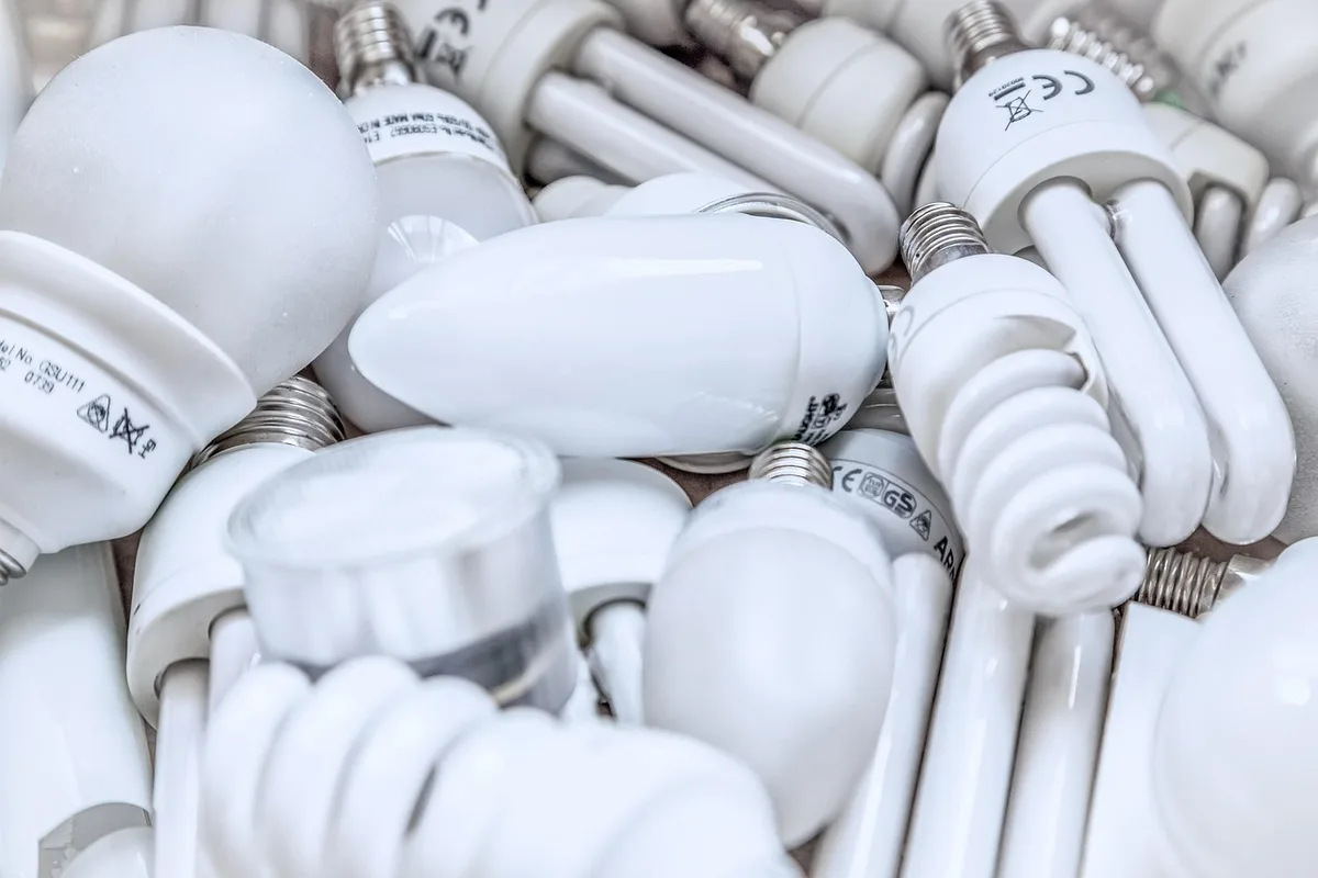 Famille consultant sa facture d'électricité et de gaz pour évaluer les économies