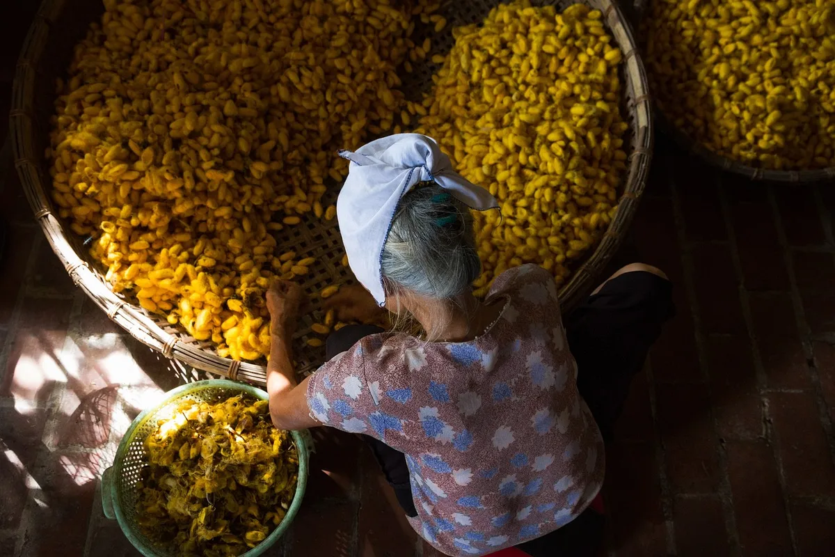 Détail de texture de tapis en matières naturelles, montrant le savoir-faire artisanal