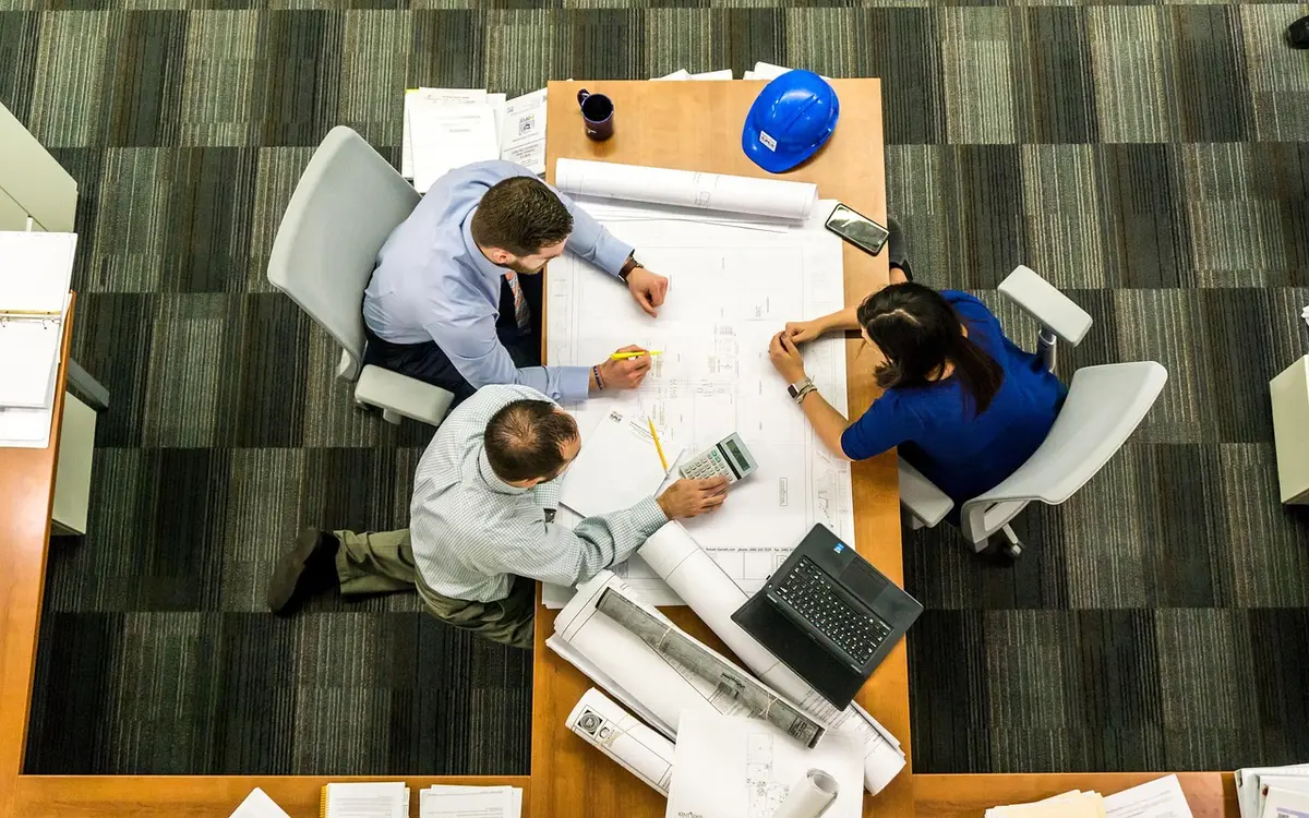 Rencontre professionnelle entre architecte et client pour discuter d'un projet