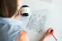 Bureau d'architecte avec plans techniques et croquis éparpillés