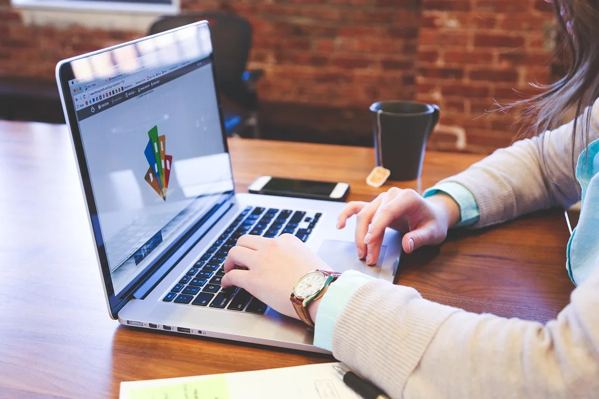 Technicien effectuant un état des lieux avec plans et instruments de mesure