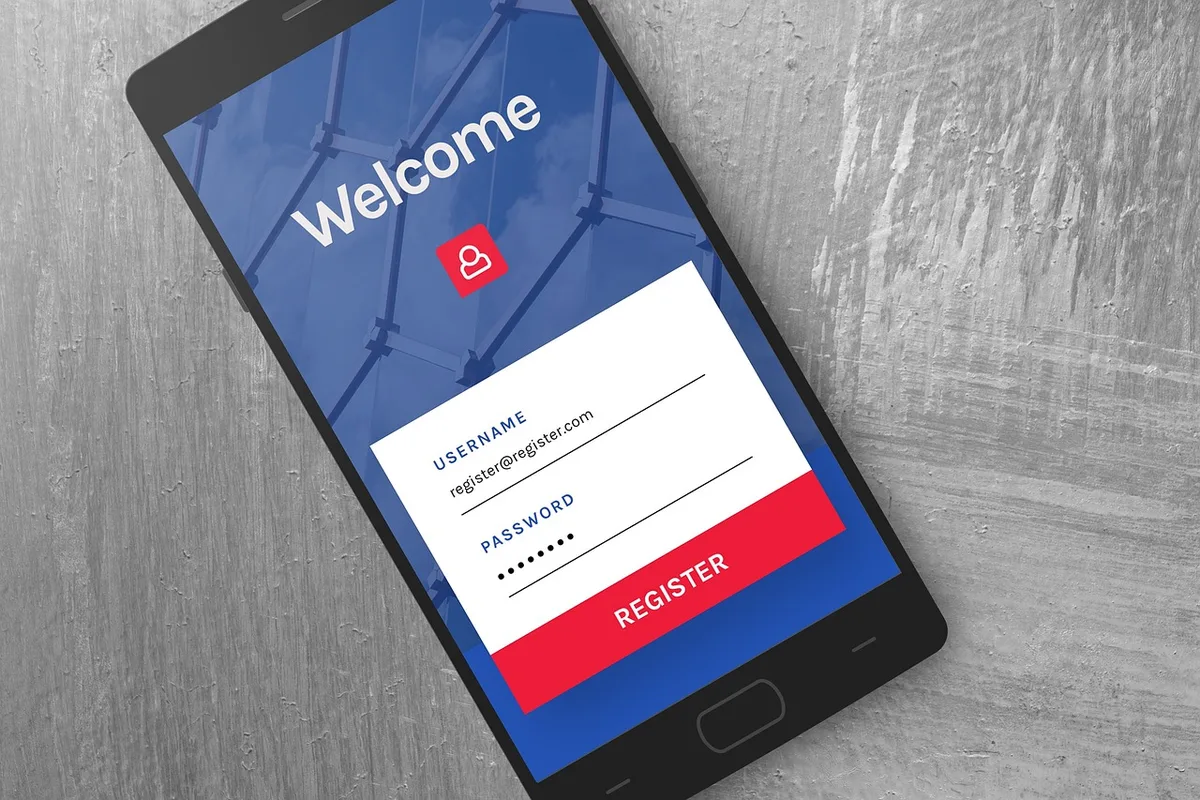 Développeur testant une application native sur un smartphone