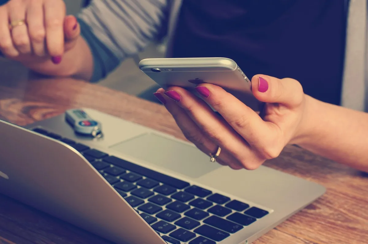 Utilisateur testant un prototype mobile sur un smartphone