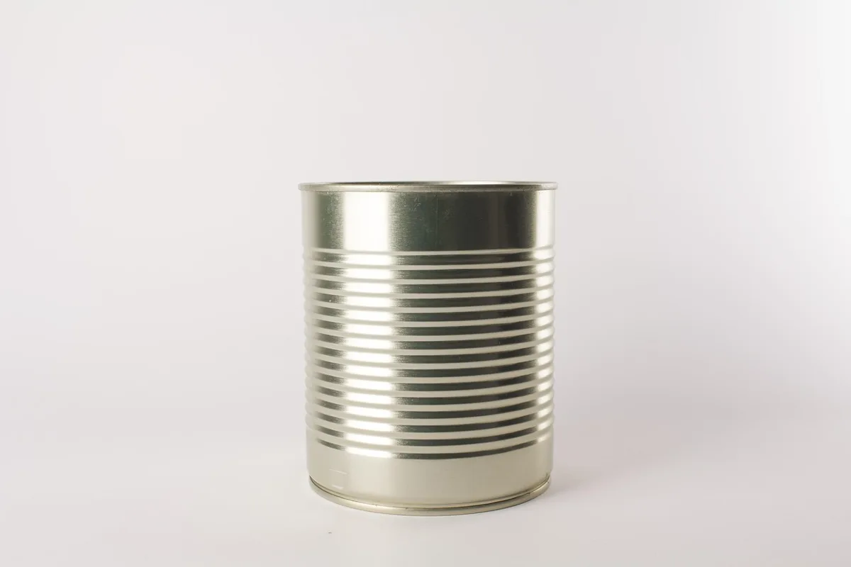 Gros plan sur finition anodisée d'un panneau aluminium