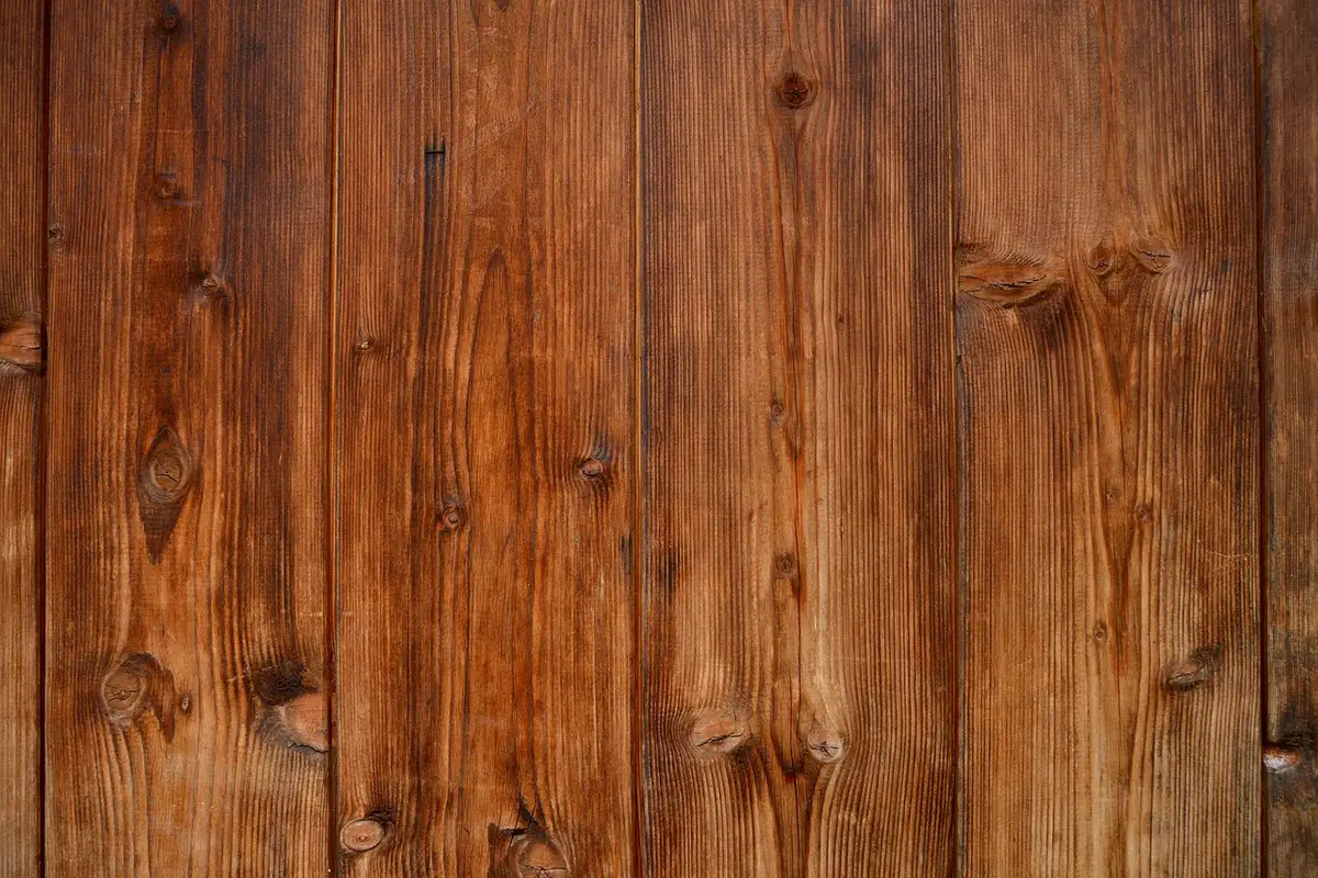 Portail aluminium effet bois montrant texture sablée