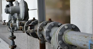 Installation d'un adoucisseur d'eau avec tuyauterie et raccordements dans un espace technique