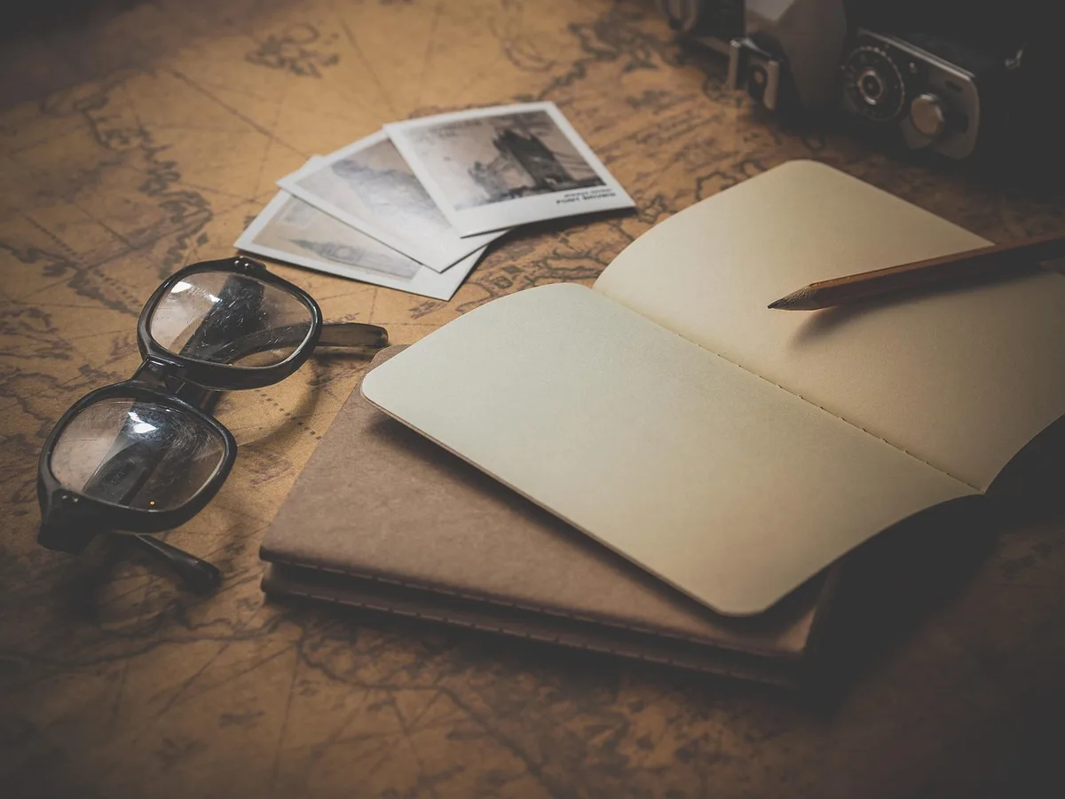 Checklist SEO et rédaction sur un bureau ensoleillé