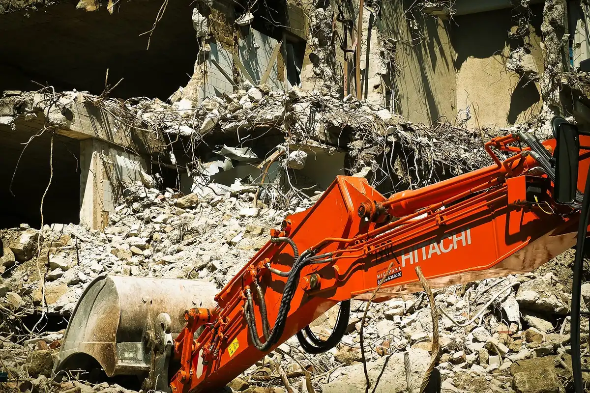Différentes piles de matériaux de chantier : gravats, briques et bois