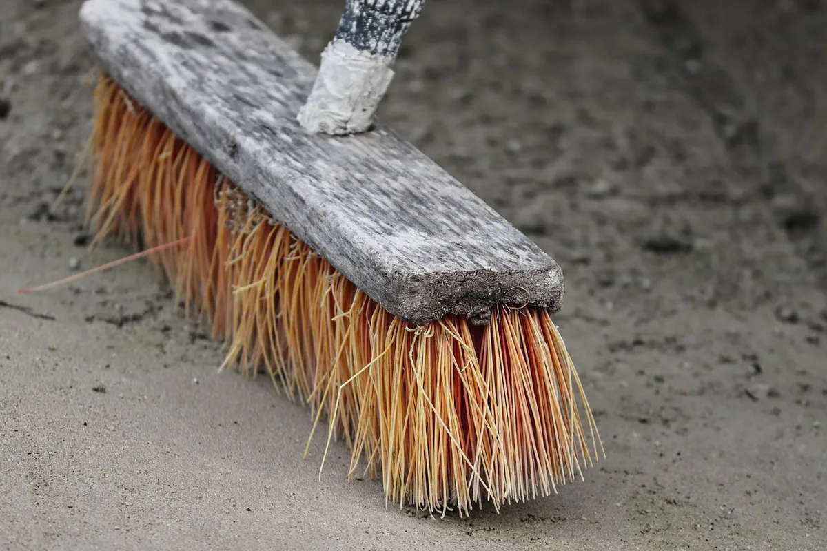 Poussière de chantier sur une fenêtre et un rebord à nettoyer après travaux