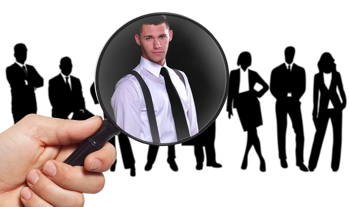 Personne consultant des offres d'emploi lors d'une recherche active