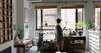 Personne travaillant sur un profil LinkedIn sur son ordinateur portable au bureau