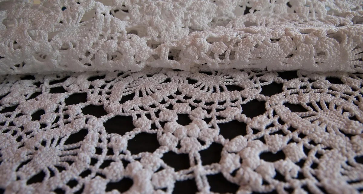 Entrée aménagée avec crochets muraux, petit banc et rangement vertical