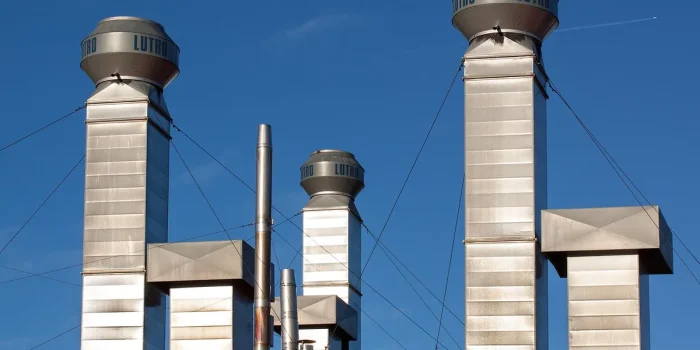 Technicien réglant les paramètres de température sur un système de distribution d'eau potable