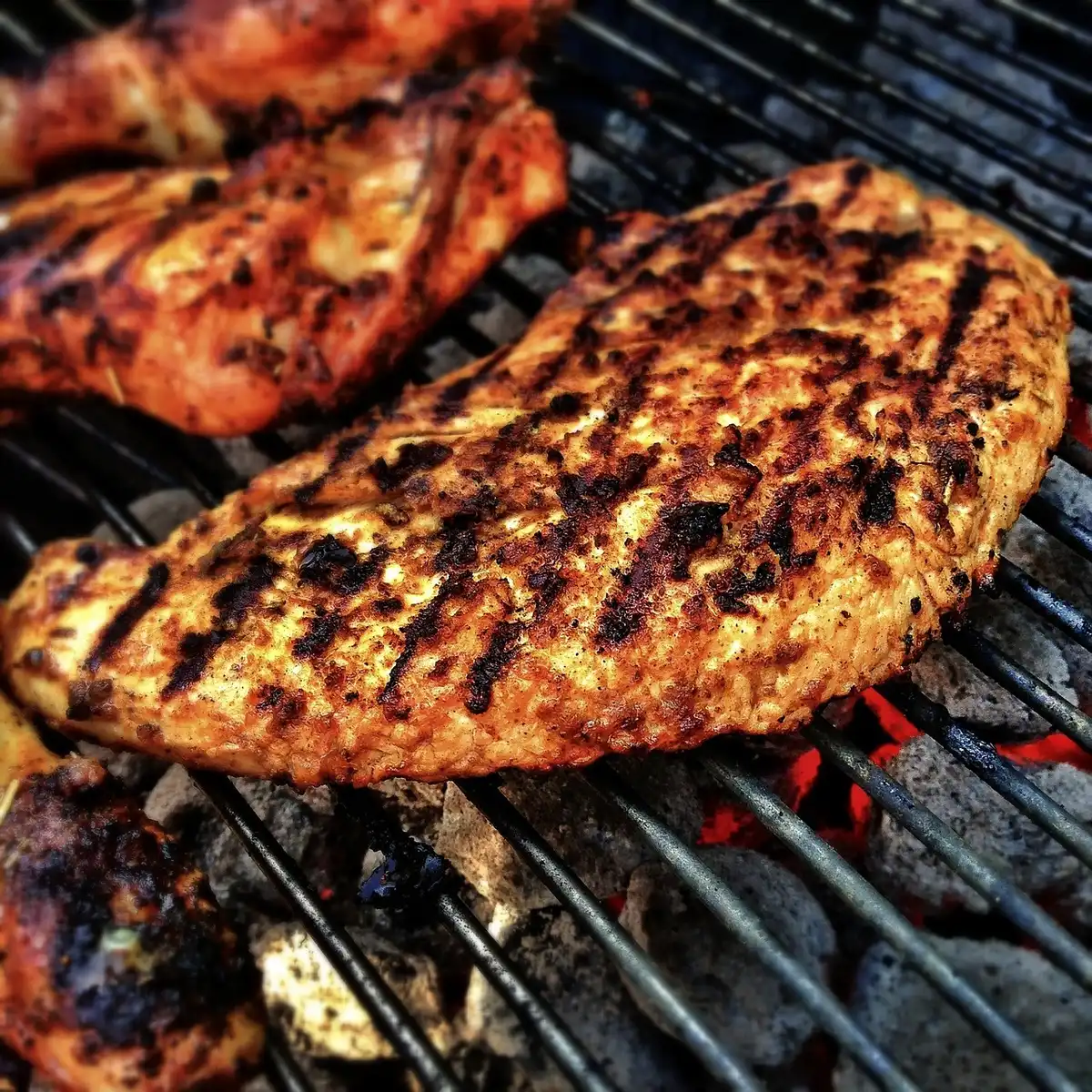 Essuyage précis d'une grille de barbecue et application d'huile au chiffon