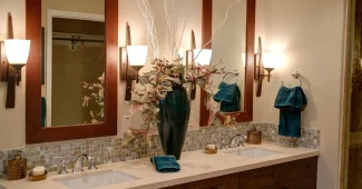Salle de bain avec buée sur le miroir et condensation visible sur les parois humides