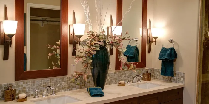 Salle de bain avec buée sur le miroir et condensation visible sur les parois humides