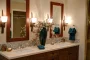 Salle de bain avec buée sur le miroir et condensation visible sur les parois humides