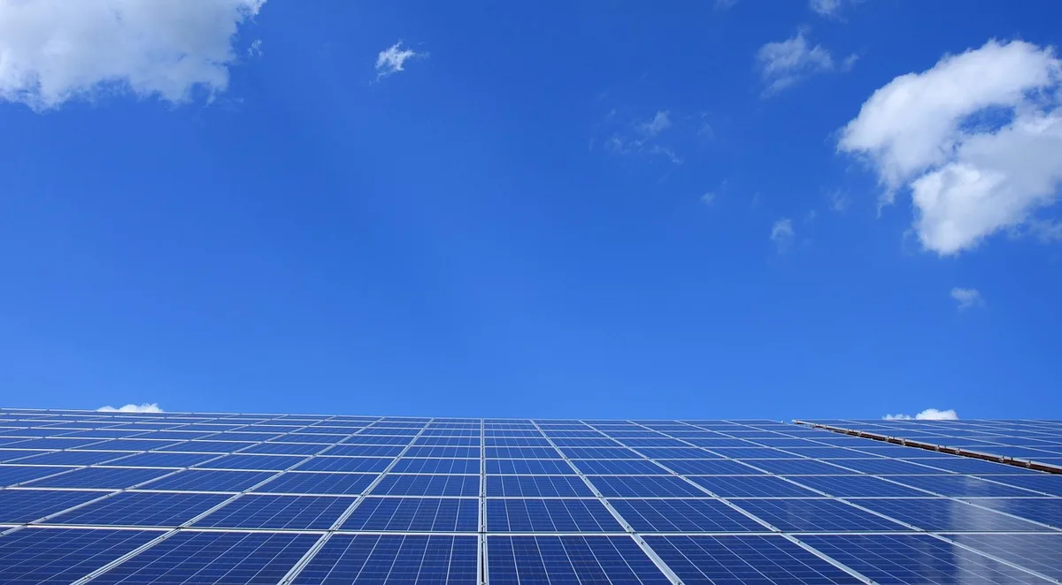 Carte départementale anonymisée montrant taux d'équipement solaire