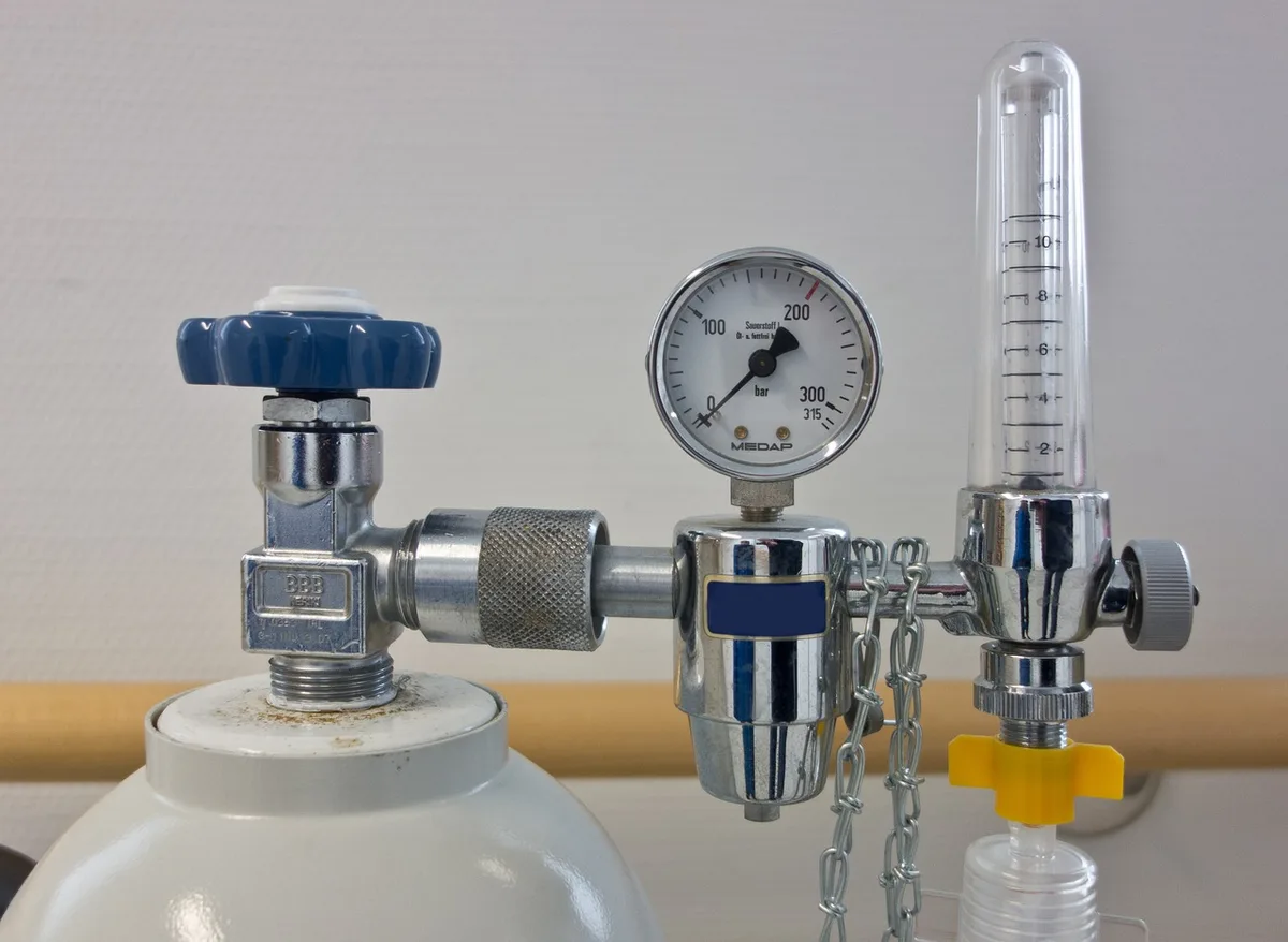 Bouteilles de gaz stockées correctement dans un espace aéré et sécurisé