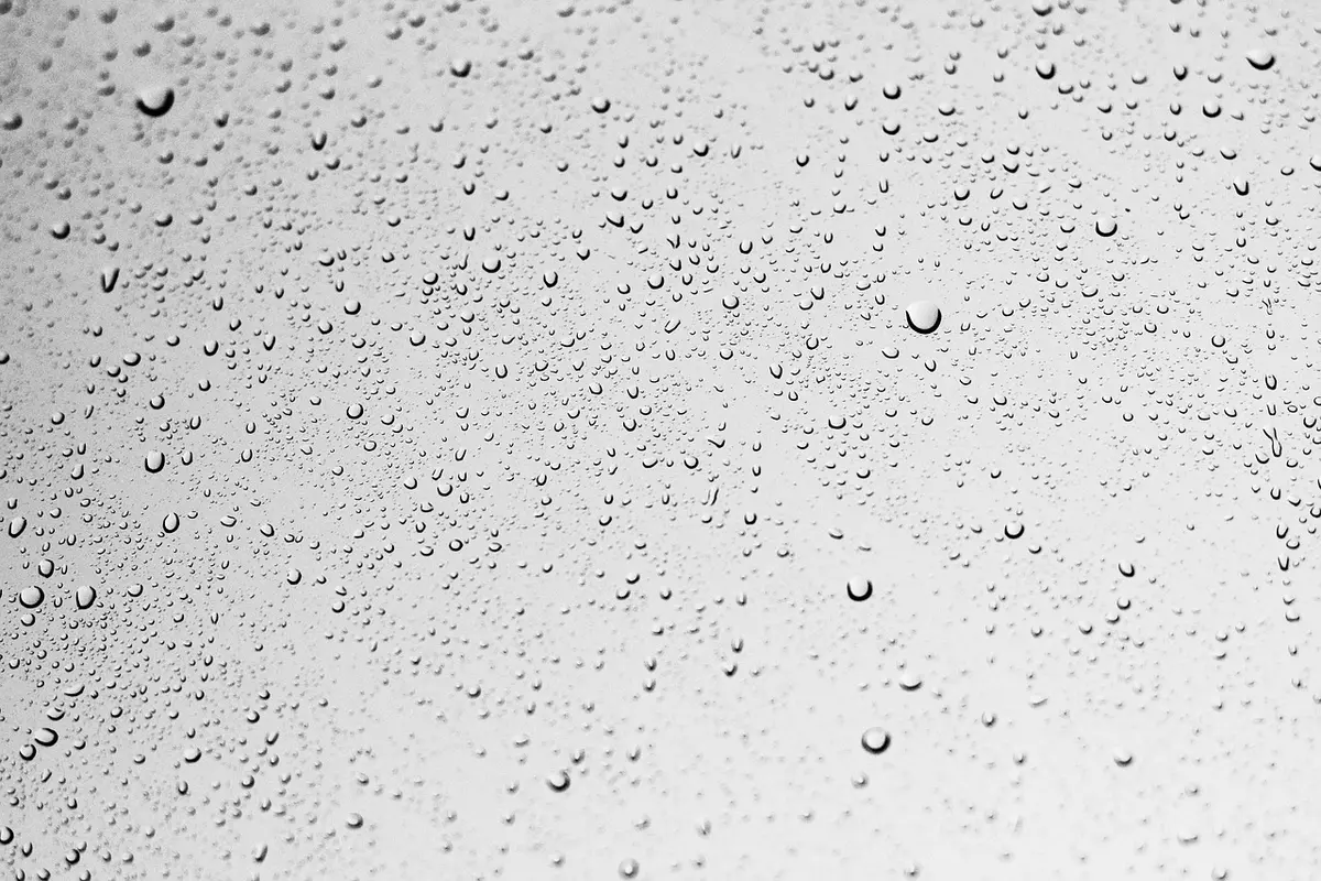 Gros plan sur texture et transparence d'un élément en verre soufflé