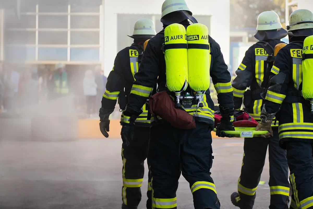 Technicien examinant une fiche d'évaluation des risques sur un chantier
