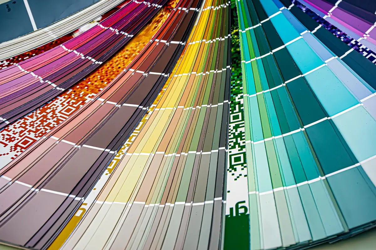 Nuancier étalé montrant harmonies de couleurs pour un projet architectural