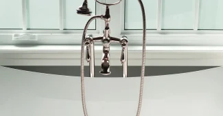 Robinetterie chromée moderne avec poignée ajustable et eau qui coule