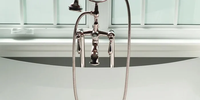Robinetterie chromée moderne avec poignée ajustable et eau qui coule