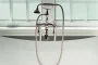 Robinetterie chromée moderne avec poignée ajustable et eau qui coule