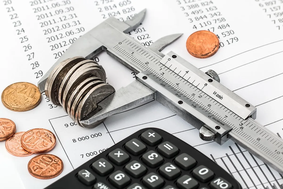 Documents d'assiette fiscale et calculatrice sur une table