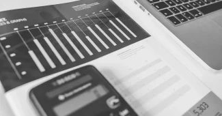 Feuilles d'avis d'impôt, calculatrice et tasse sur une table en plein jour