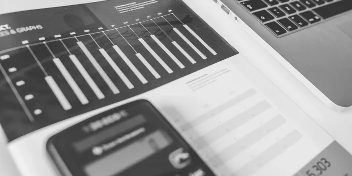 Feuilles d'avis d'impôt, calculatrice et tasse sur une table en plein jour