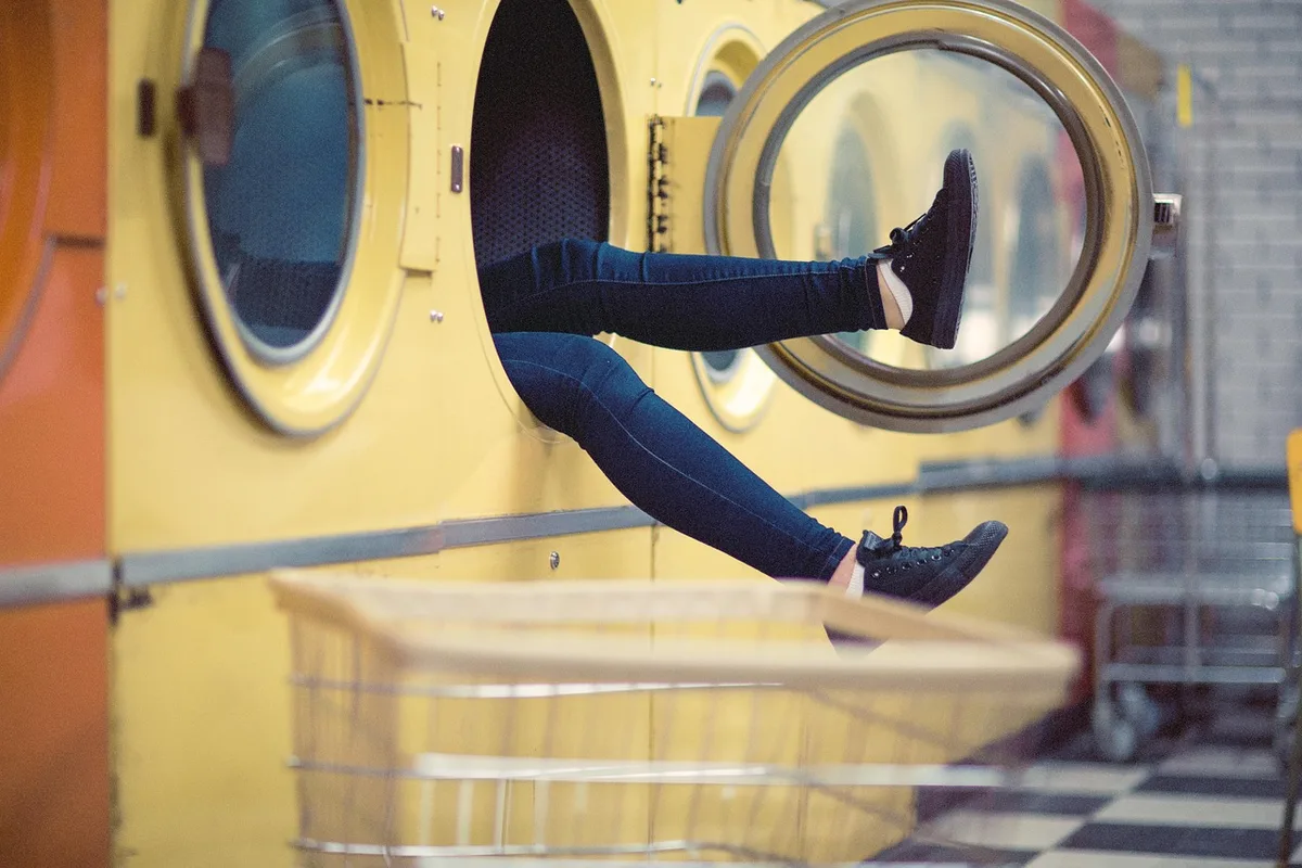 Lave-linge programmé pour fonctionner pendant les heures creuses
