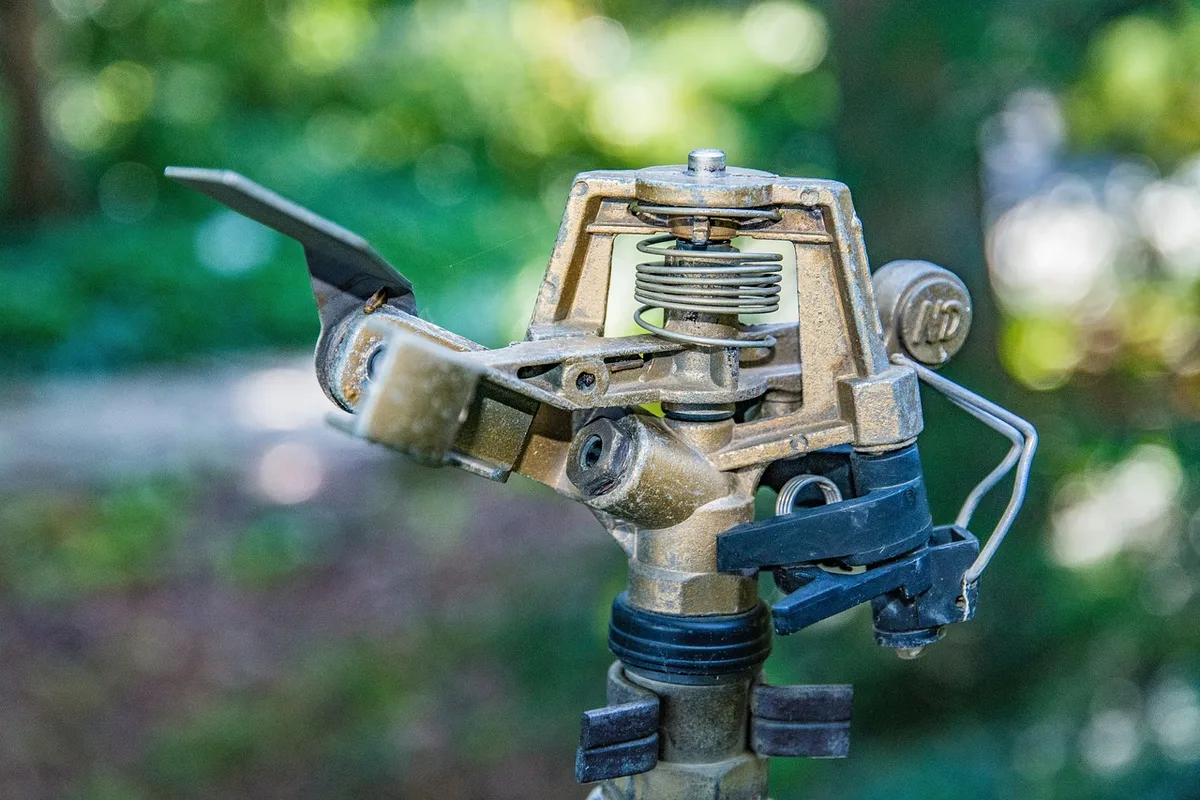 Arroseur automatique à détection de mouvement installé dans un potager