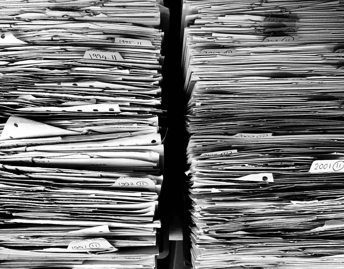 Organisation de documents, contrats et factures pour un dossier administratif