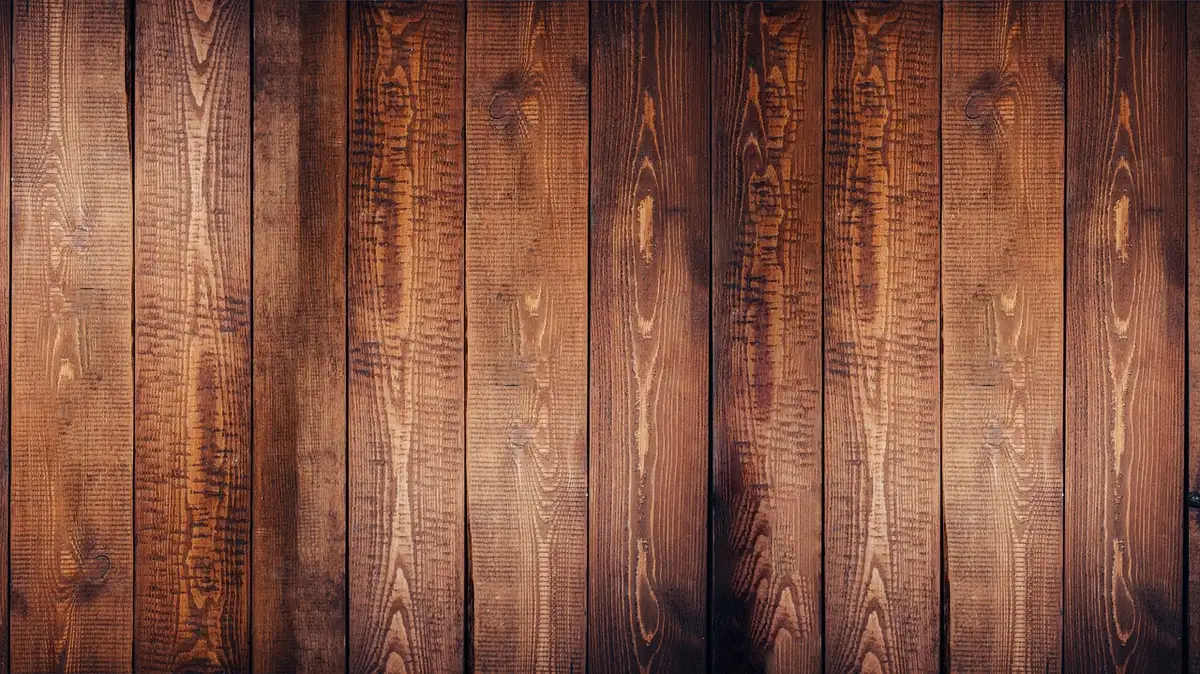 Intérieur contemporain avec matières nobles : marbre, cuir et parquet en bois clair
