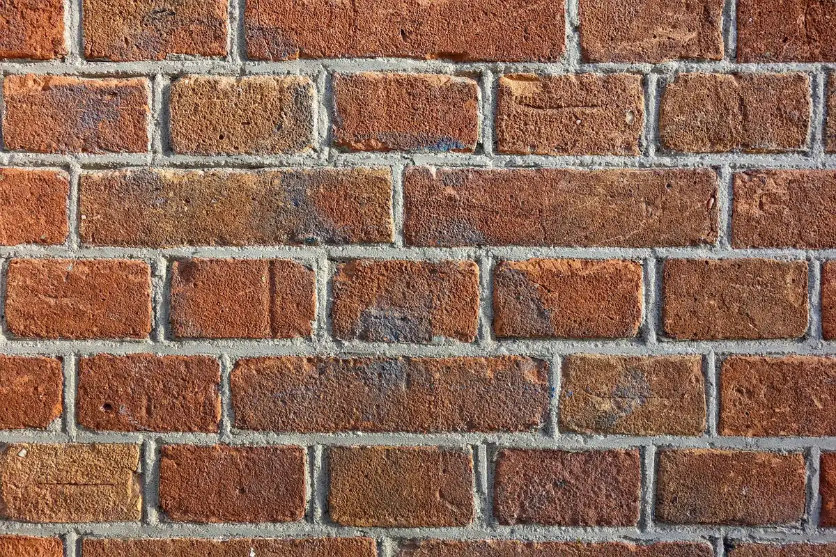 Détail des murs en pierre sèche, terre compactée et briques artisanales