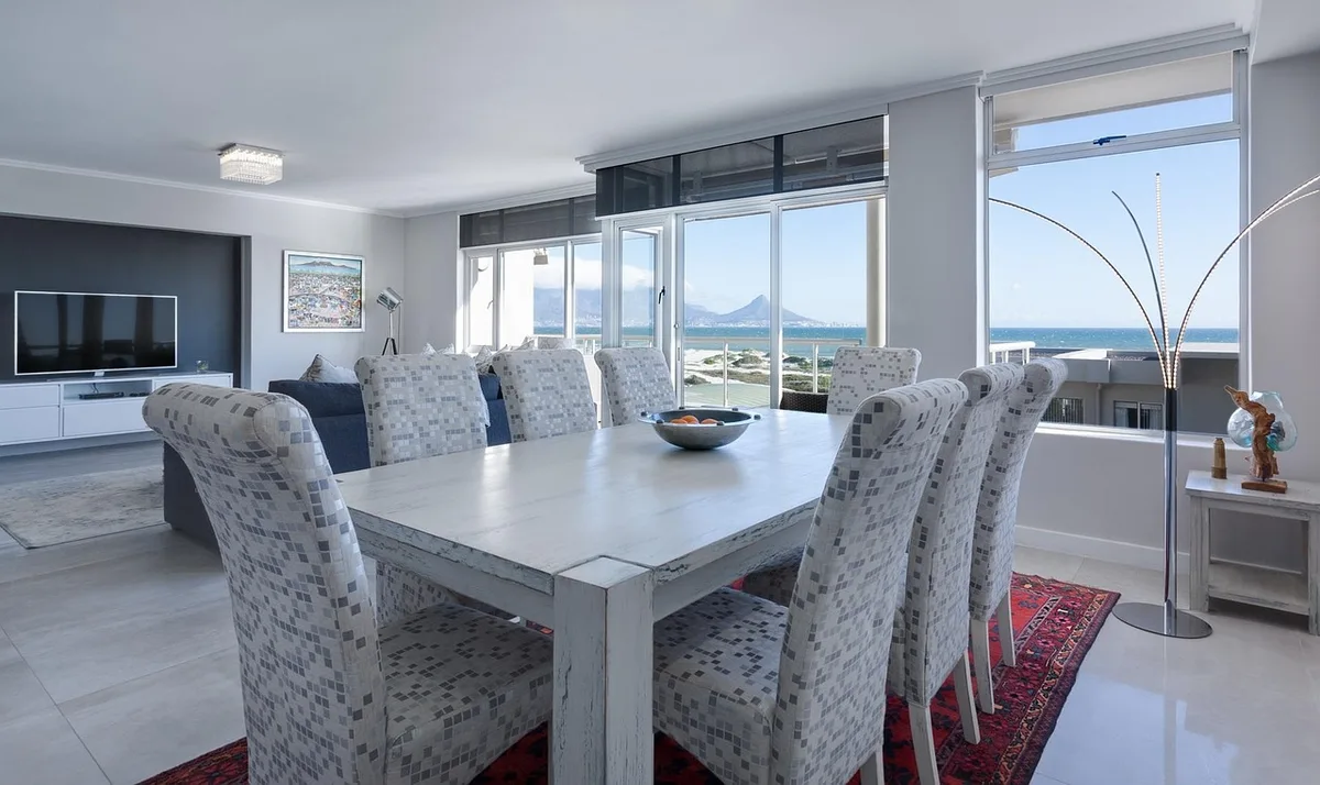 Intérieur de showroom avec canapés et lampes disposés en ambiance