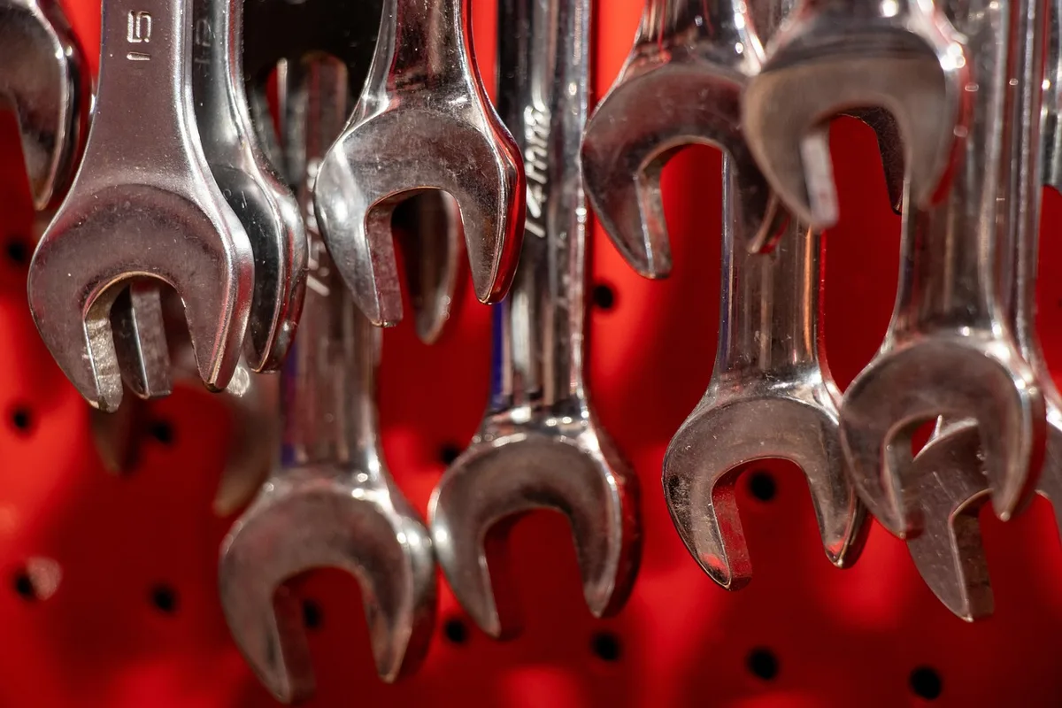 Établi avec outils et pièces détachées sur un chantier