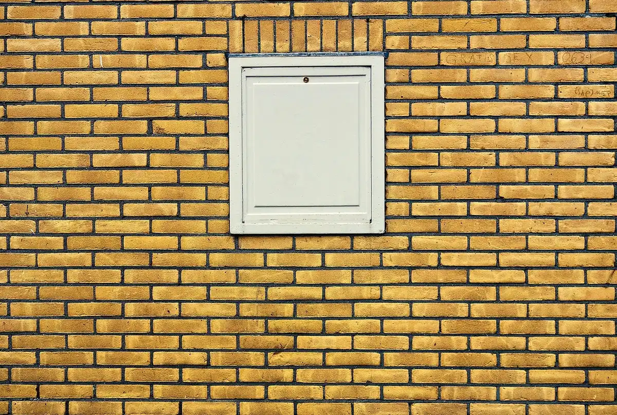 Mur en brique de terre cuite montrant texture et isolation