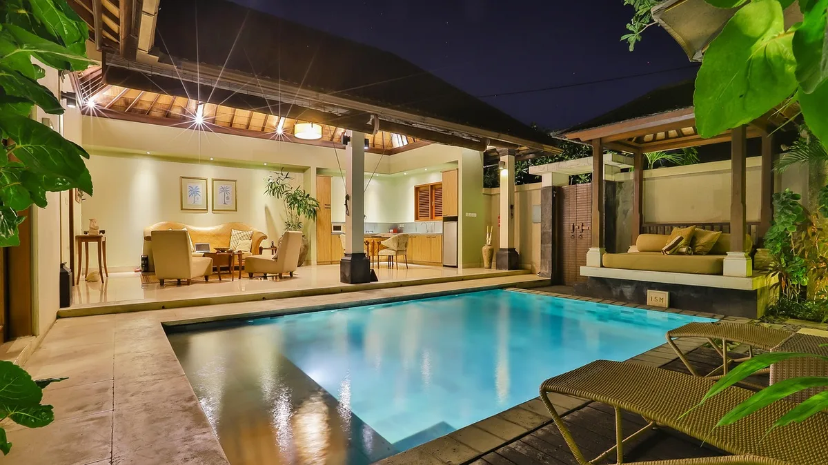 Salon et espace de réception ouverts sur terrasse et piscine