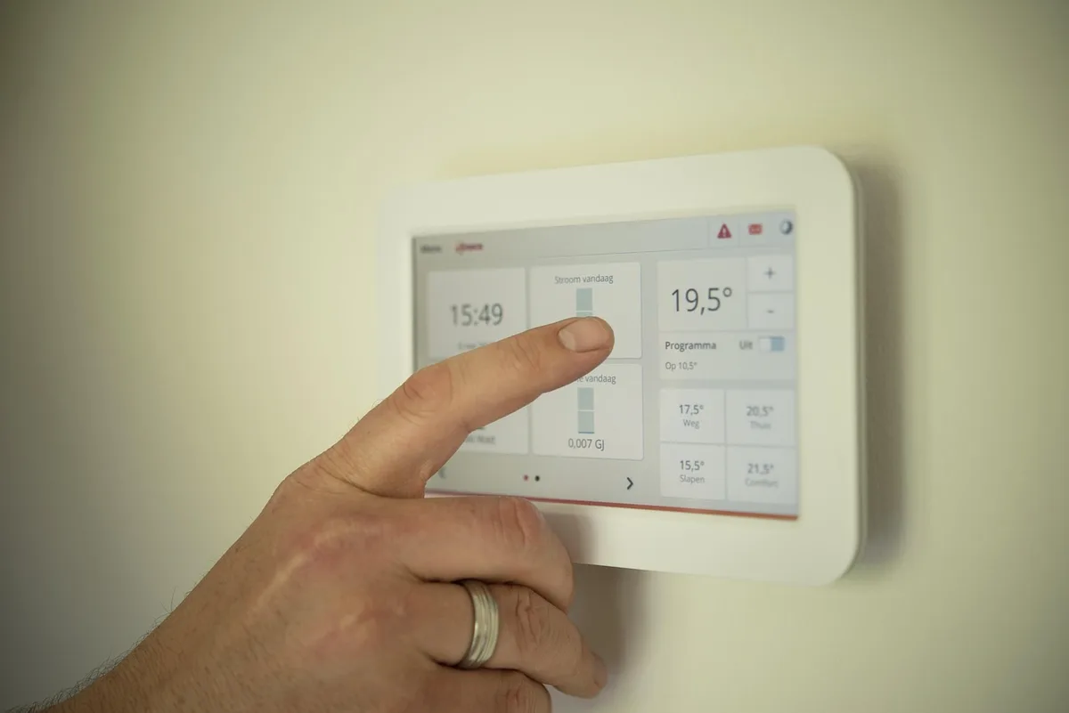 Thermostat intelligent et appareils économes d'énergie dans un intérieur moderne