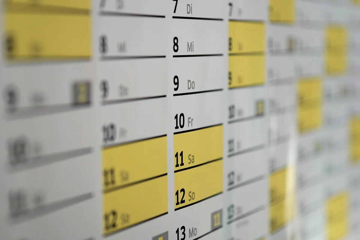 Calendrier de chantier posé sur une table avec notes de planning